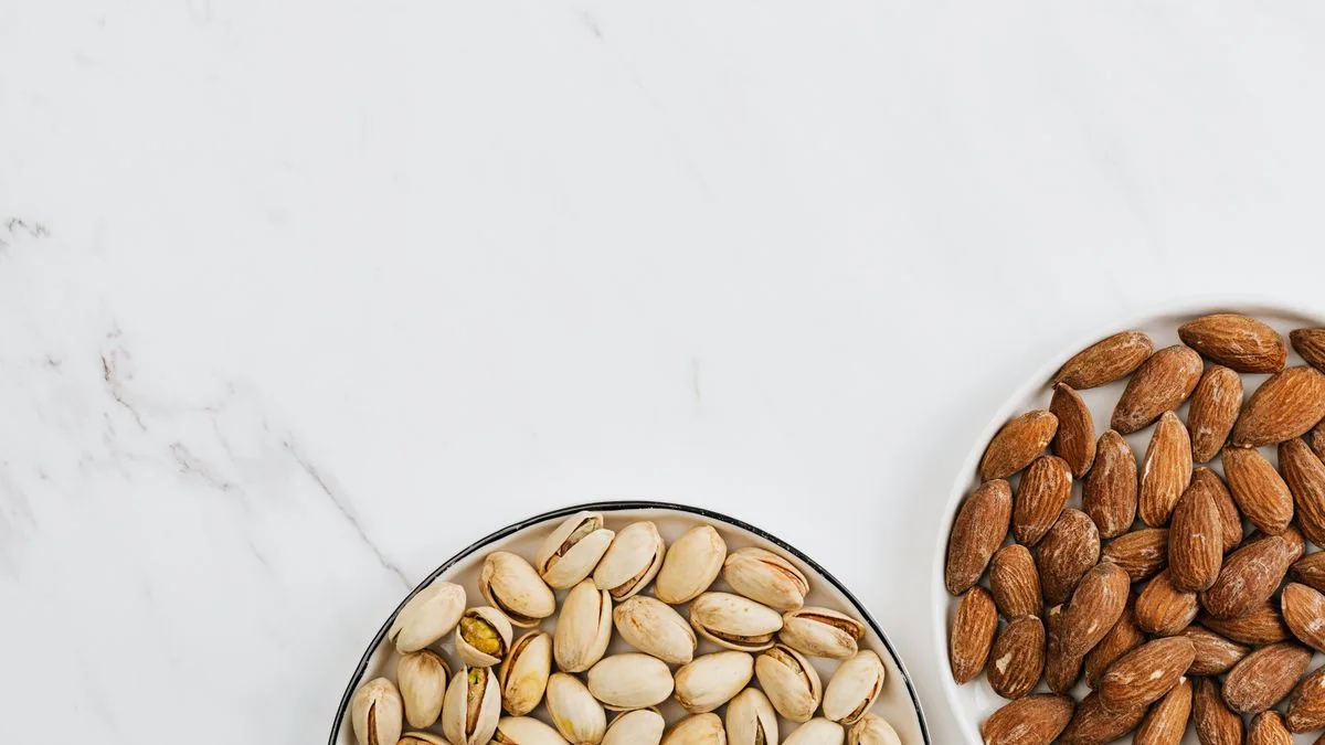 Almond vs Pistachio: Mana yang Lebih Bergizi? Perbandingan Nutrisi dan Manfaat